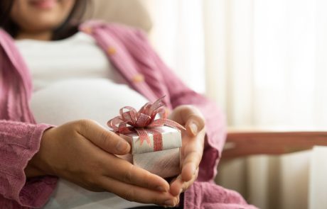 לאם או לתינוק: למי קונים את המתנה לאחר הלידה?