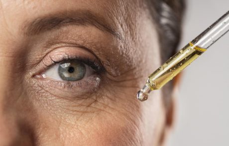 הגיע הזמן לטפל בסימני הזדקנות מוקדמים! 5 קרמים מומלצים לעיניים