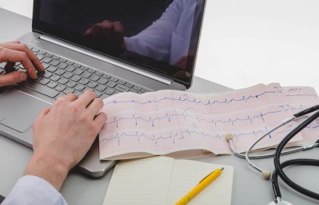 כל מה שאתה צריך לדעת על בדיקות אק"ג: מה הן וכיצד להתכונן לאחת