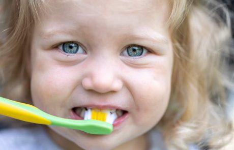 איך לגרום לתינוק לצחצח שיניים