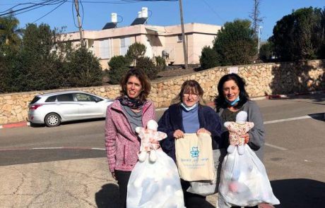 "ידידות נשות הדסה" הביאו בובות טיפוליות למחלקת ילדים